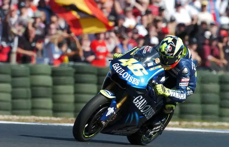 A Phillip Island il n.46 portò a casa il primo titolo iridato nella classe regina con la Yamaha.