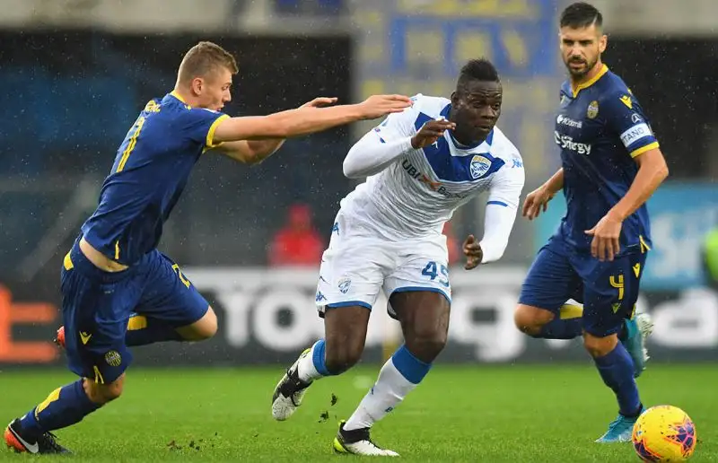 Mario Balotelli minaccia di uscire dal campo dopo essere stato vittima di cori razzisti durante Verona-Brescia: SuperMario in preda alla rabbia calcia un pallone in tribuna.