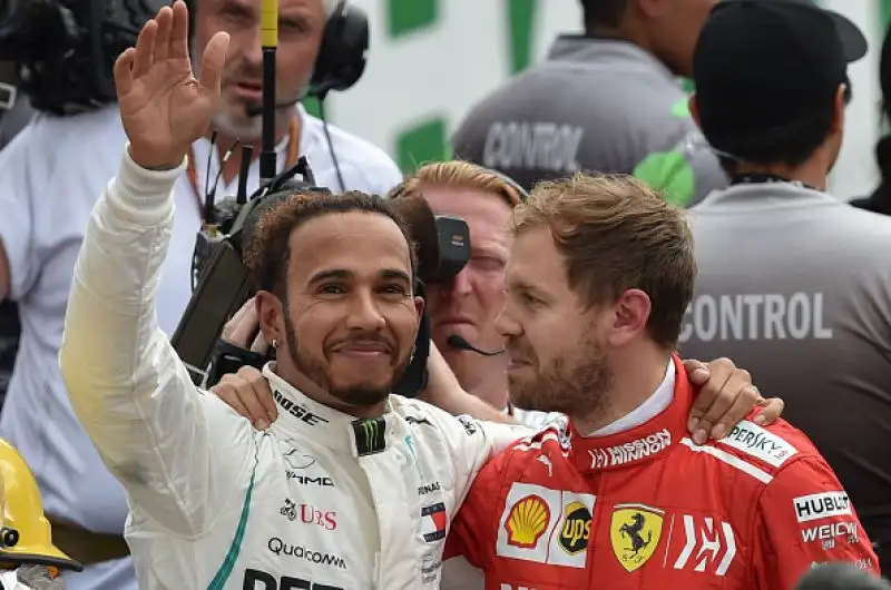Nella terzultima gara della stagione Lewis Hamilton ha fatto festa entrando nella leggenda del proprio sport grazie al quinto titolo della carriera.