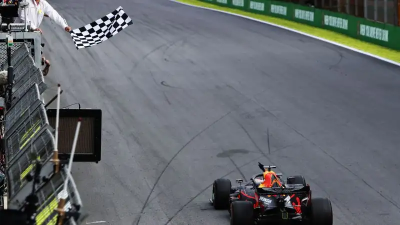 F1, vince Verstappen. Follia Vettel-Leclerc, si autoeliminano. Gara pazza in Brasile, sul podio anche la Toro Rosso di Gasly e Hamilton.