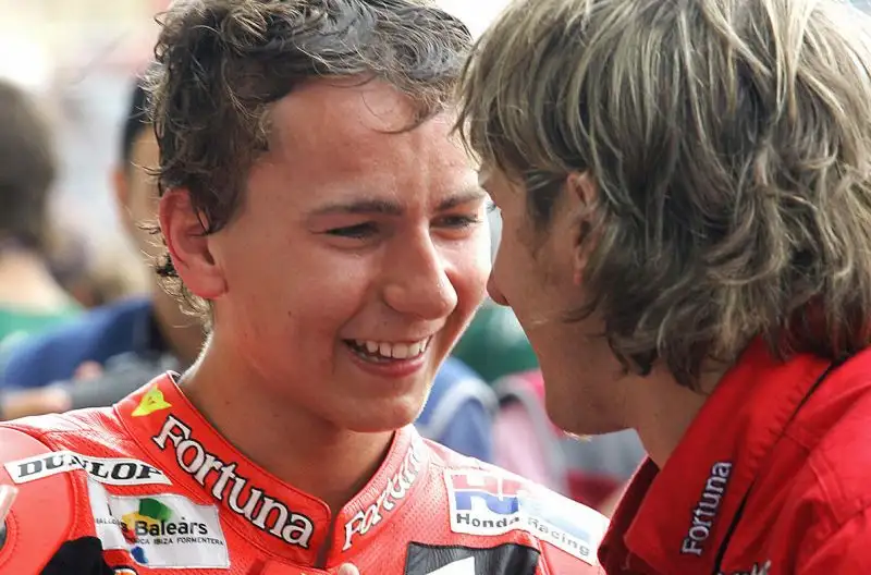 Con l'Aprilia ha vinto il campionato nel mondo, classe 250, nel 2006 e nel 2007.