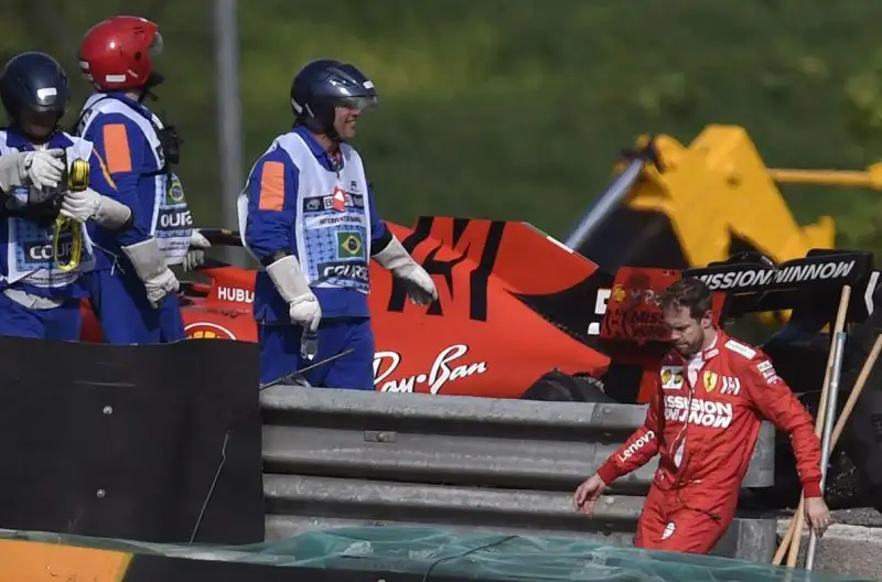 Vettel non si dà pace dopo lo sconcertante scontro con Leclerc nel Gran Premio del Brasile. Le foto.