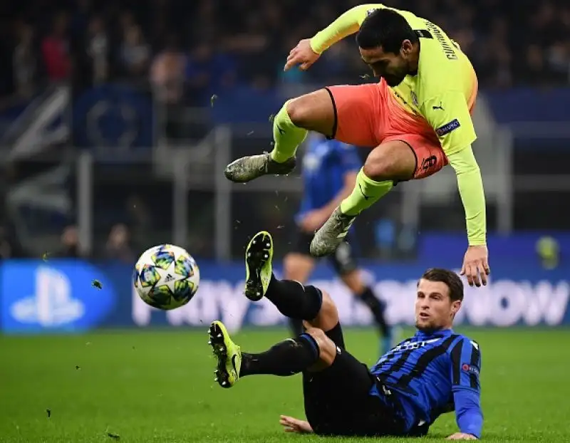 L'Atalanta sfiora l'impresa: frenato il City. La squadra di Gasperini conquista il suo primo storico punto nella competizione continentale.
