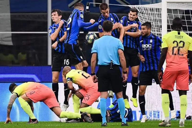 L'Atalanta sfiora l'impresa: frenato il City. La squadra di Gasperini conquista il suo primo storico punto nella competizione continentale.