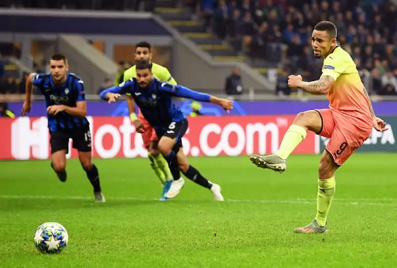 L'Atalanta sfiora l'impresa: frenato il City. La squadra di Gasperini conquista il suo primo storico punto nella competizione continentale.