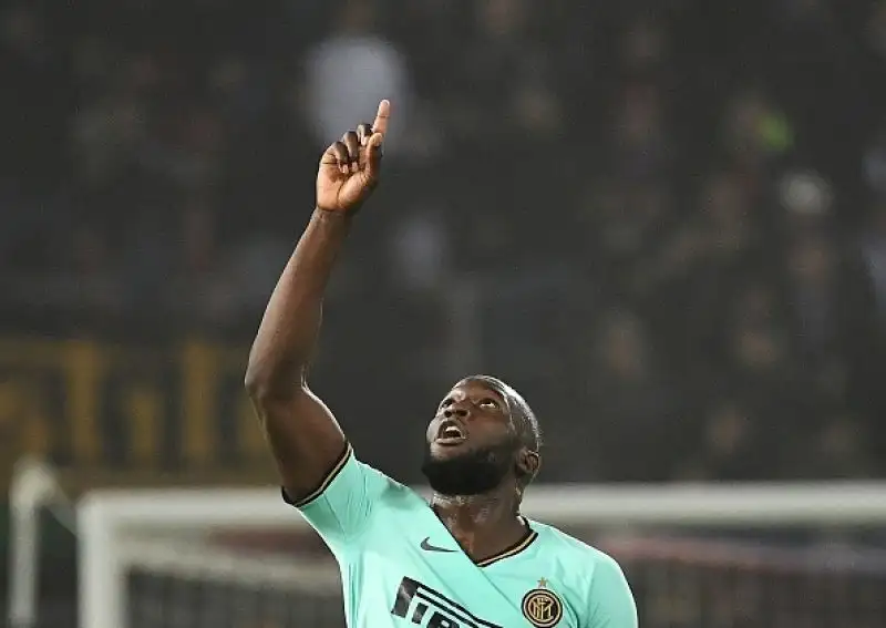 Inter tutta cuore, Lukaku ribalta il Bologna. Al "Dall'Ara" la squadra di Conte passa per 2-1 in rimonta: ancora decisivi il belga e Lautaro.