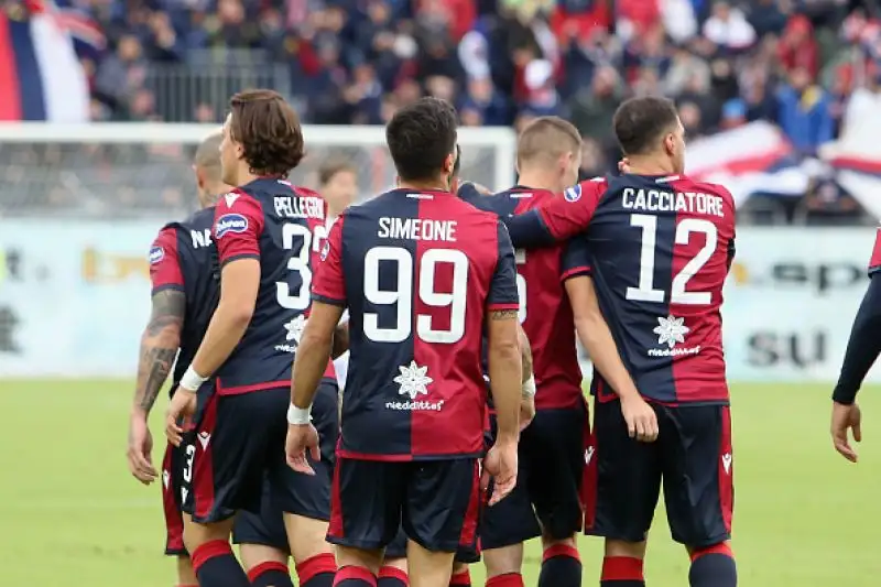 Per i padroni di casa in gol Rog, Pisacane, Simeone, Joao Pedro e Nainggolan, di Vlahovic il due gol dei viola.