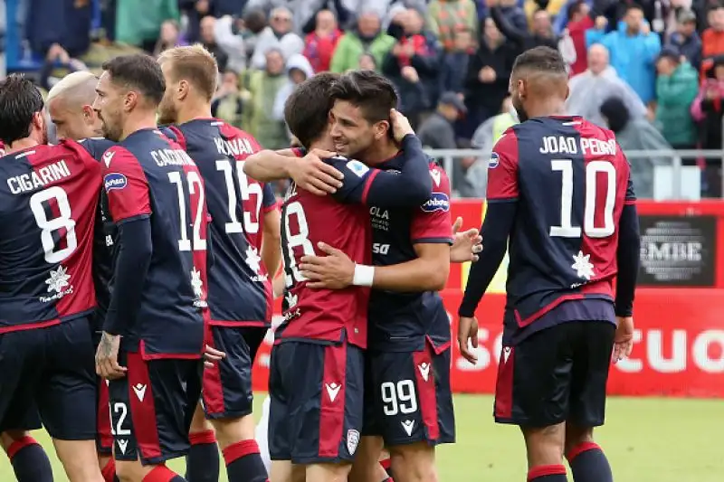 Per i padroni di casa in gol Rog, Pisacane, Simeone, Joao Pedro e Nainggolan, di Vlahovic il due gol dei viola.