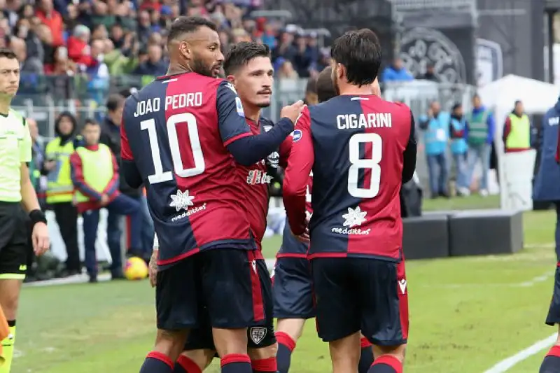 Per i padroni di casa in gol Rog, Pisacane, Simeone, Joao Pedro e Nainggolan, di Vlahovic il due gol dei viola.