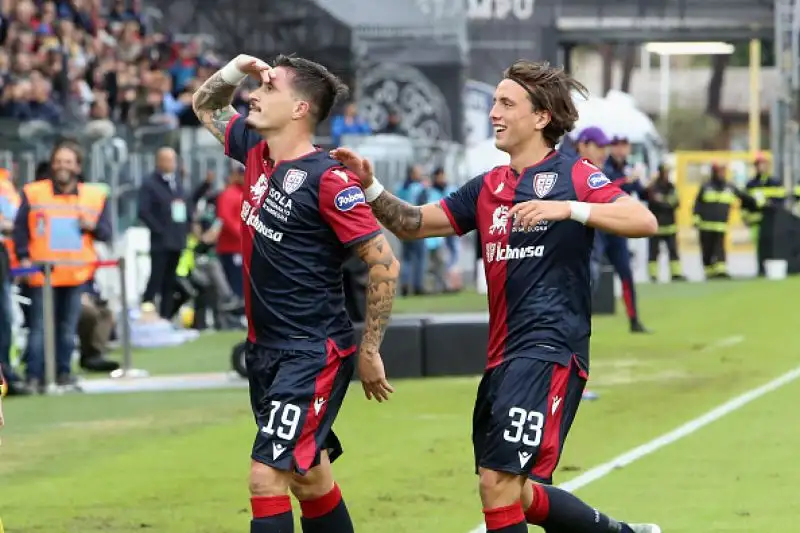 Per i padroni di casa in gol Rog, Pisacane, Simeone, Joao Pedro e Nainggolan, di Vlahovic il due gol dei viola.
