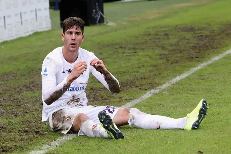 Per i padroni di casa in gol Rog, Pisacane, Simeone, Joao Pedro e Nainggolan, di Vlahovic il due gol dei viola.