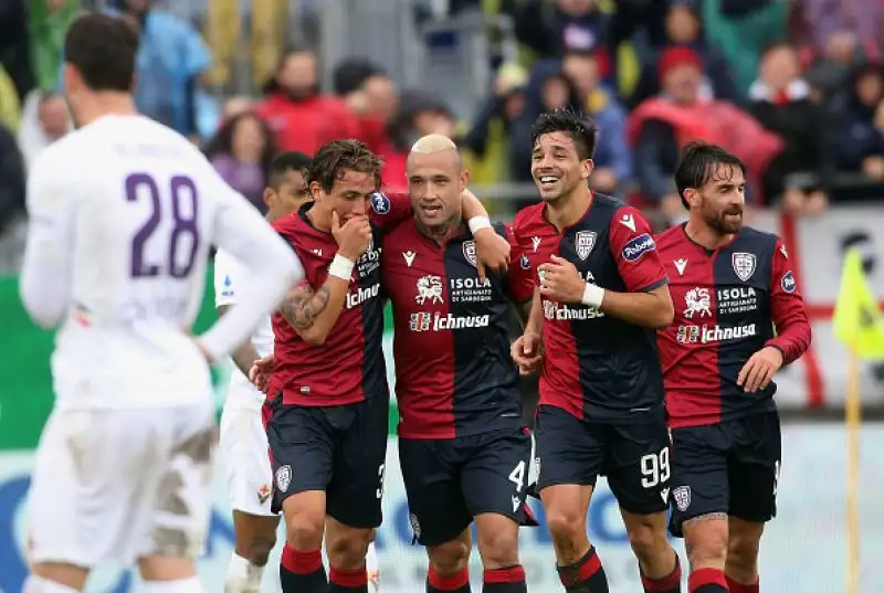 Per i padroni di casa in gol Rog, Pisacane, Simeone, Joao Pedro e Nainggolan, di Vlahovic il due gol dei viola.