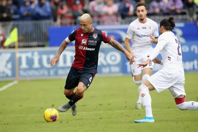 Per i padroni di casa in gol Rog, Pisacane, Simeone, Joao Pedro e Nainggolan, di Vlahovic il due gol dei viola.