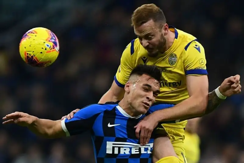 Scaligeri in vantaggio con Valerio Verre nel primo tempo, pareggio di Vecino e gran gol di Barella nella ripresa.