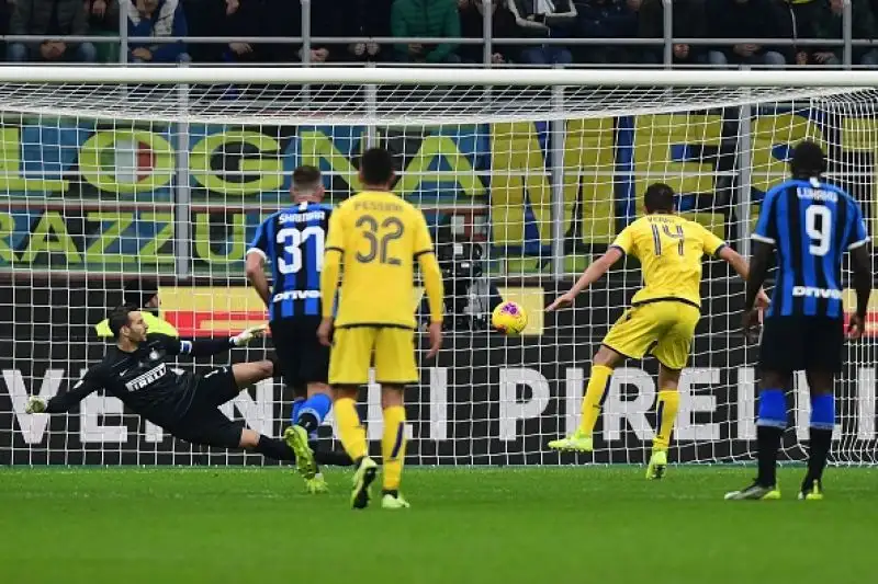 Scaligeri in vantaggio con Valerio Verre nel primo tempo, pareggio di Vecino e gran gol di Barella nella ripresa.