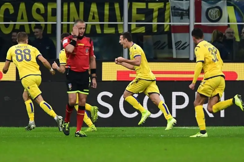 Scaligeri in vantaggio con Valerio Verre nel primo tempo, pareggio di Vecino e gran gol di Barella nella ripresa.