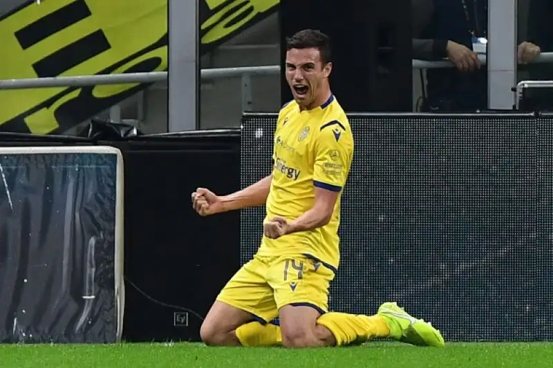 Scaligeri in vantaggio con Valerio Verre nel primo tempo, pareggio di Vecino e gran gol di Barella nella ripresa.