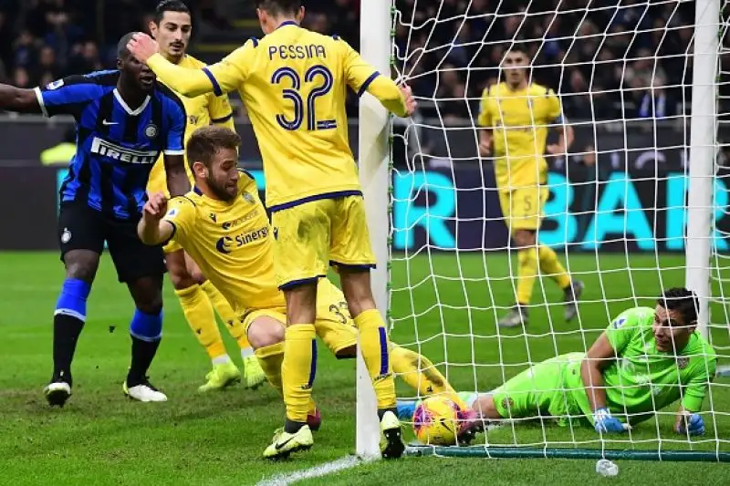 Scaligeri in vantaggio con Valerio Verre nel primo tempo, pareggio di Vecino e gran gol di Barella nella ripresa.