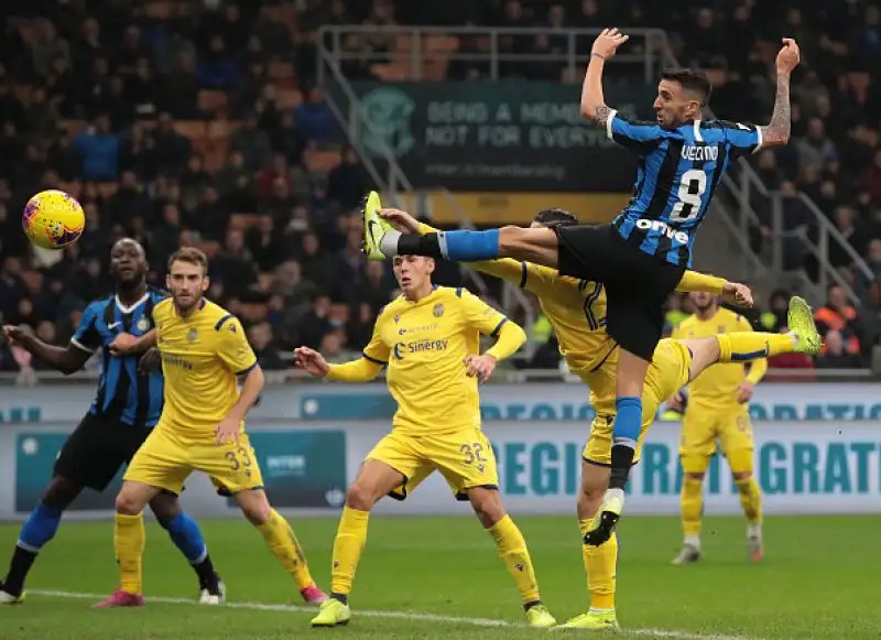 Scaligeri in vantaggio con Valerio Verre nel primo tempo, pareggio di Vecino e gran gol di Barella nella ripresa.