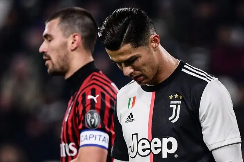 I padroni di casa battono un buon Milan grazie alla rete nella ripresa di Dybala, entrato al posto di un Cristiano.