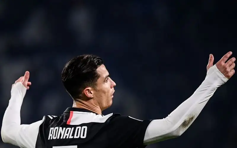 I padroni di casa battono un buon Milan grazie alla rete nella ripresa di Dybala, entrato al posto di un Cristiano.