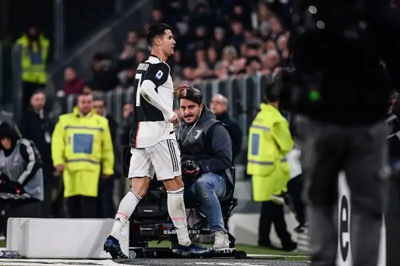 I padroni di casa battono un buon Milan grazie alla rete nella ripresa di Dybala, entrato al posto di un Cristiano.