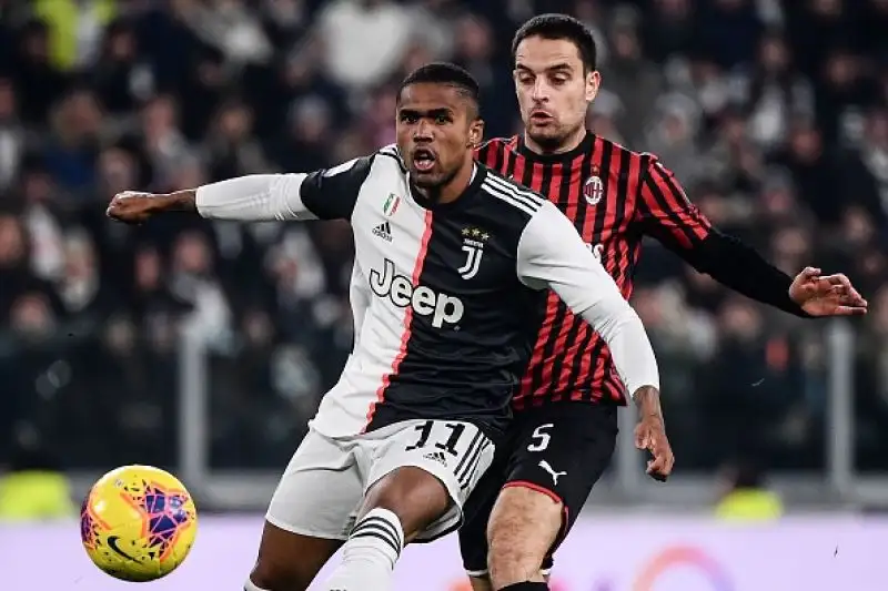 I padroni di casa battono un buon Milan grazie alla rete nella ripresa di Dybala, entrato al posto di un Cristiano.