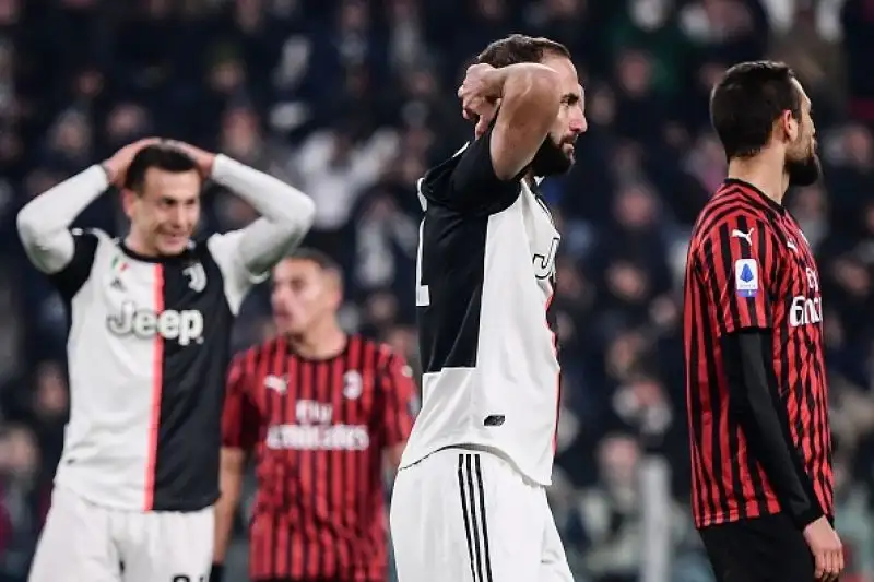 I padroni di casa battono un buon Milan grazie alla rete nella ripresa di Dybala, entrato al posto di un Cristiano.