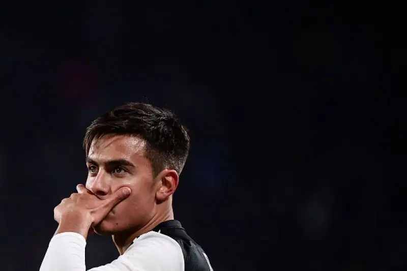 I padroni di casa battono un buon Milan grazie alla rete nella ripresa di Dybala, entrato al posto di un Cristiano.