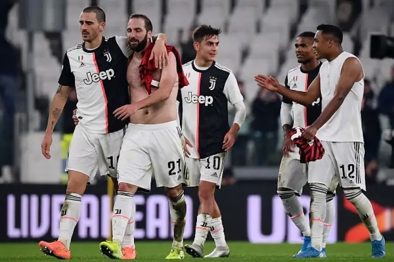 I padroni di casa battono un buon Milan grazie alla rete nella ripresa di Dybala, entrato al posto di un Cristiano.