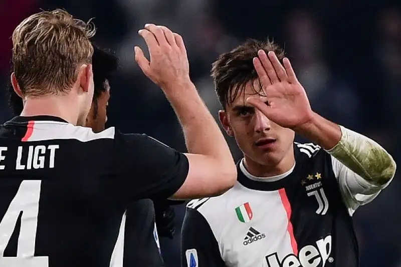 I padroni di casa battono un buon Milan grazie alla rete nella ripresa di Dybala, entrato al posto di un Cristiano.