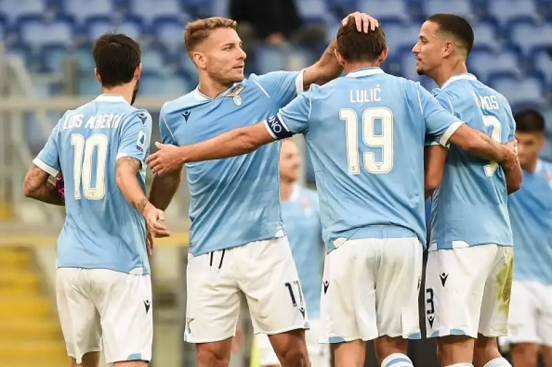 Per i capitolini in gol due volte Correa, Milinkovic-Savic e Immobile su rigore, Lapadula e La Mantia gli autori delle reti salentine.