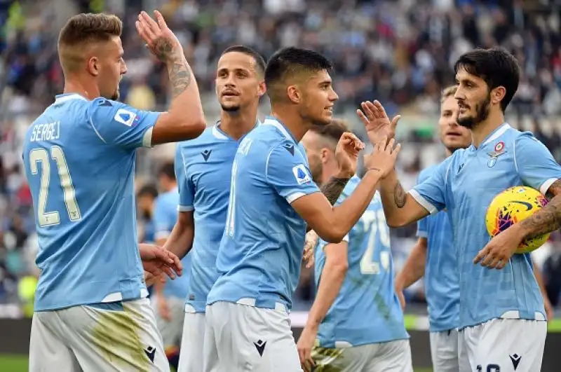 Per i capitolini in gol due volte Correa, Milinkovic-Savic e Immobile su rigore, Lapadula e La Mantia gli autori delle reti salentine.