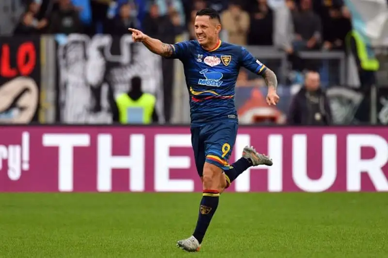 Per i capitolini in gol due volte Correa, Milinkovic-Savic e Immobile su rigore, Lapadula e La Mantia gli autori delle reti salentine.