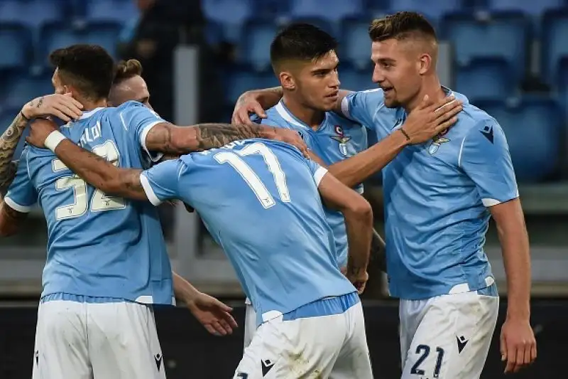 Per i capitolini in gol due volte Correa, Milinkovic-Savic e Immobile su rigore, Lapadula e La Mantia gli autori delle reti salentine.