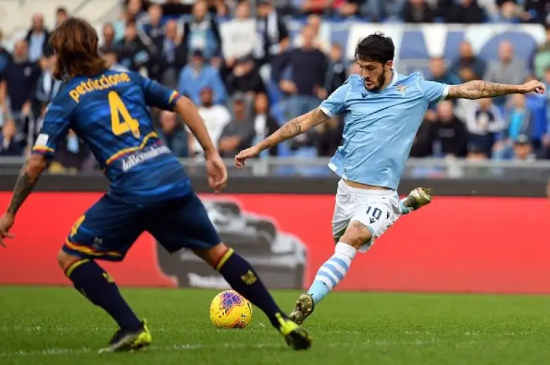 Per i capitolini in gol due volte Correa, Milinkovic-Savic e Immobile su rigore, Lapadula e La Mantia gli autori delle reti salentine.