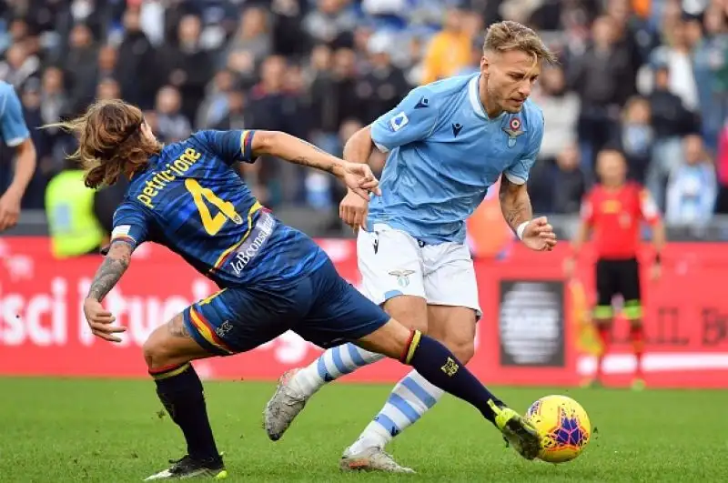 Per i capitolini in gol due volte Correa, Milinkovic-Savic e Immobile su rigore, Lapadula e La Mantia gli autori delle reti salentine.