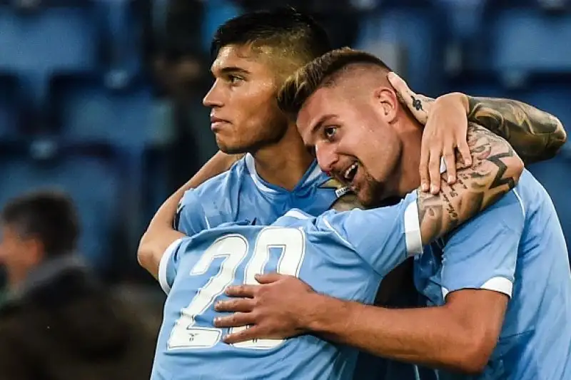 Per i capitolini in gol due volte Correa, Milinkovic-Savic e Immobile su rigore, Lapadula e La Mantia gli autori delle reti salentine.