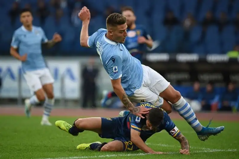 Per i capitolini in gol due volte Correa, Milinkovic-Savic e Immobile su rigore, Lapadula e La Mantia gli autori delle reti salentine.