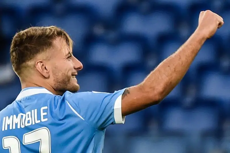 Per i capitolini in gol due volte Correa, Milinkovic-Savic e Immobile su rigore, Lapadula e La Mantia gli autori delle reti salentine.