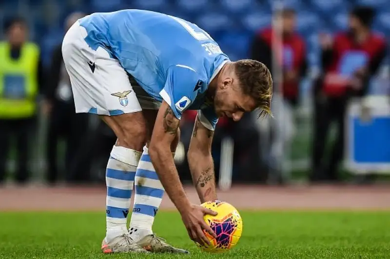 Per i capitolini in gol due volte Correa, Milinkovic-Savic e Immobile su rigore, Lapadula e La Mantia gli autori delle reti salentine.
