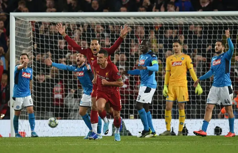 Al vantaggio partenopeo del solito Mertens ha risposto  Lovren per la squadra di Klopp.