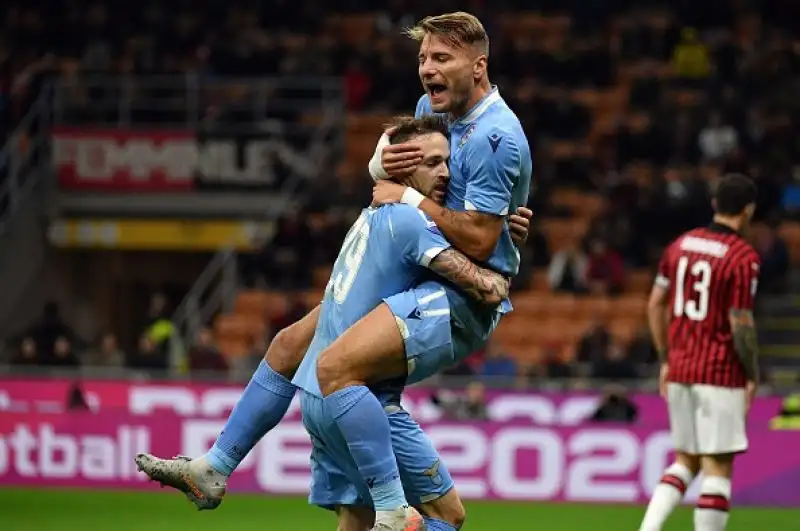 Il Milan ripiomba nell'incubo: la Lazio passa a San Siro. Rossoneri battuti in casa per 2-1 dalla squadra capitolina.