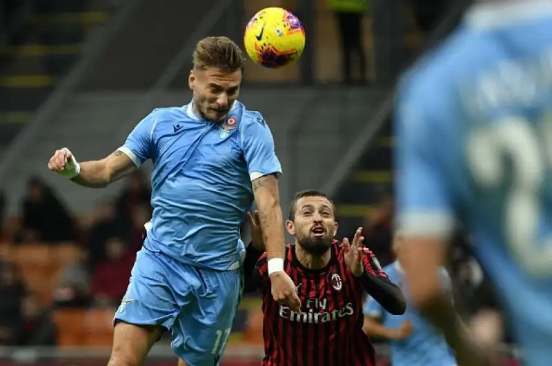 Il Milan ripiomba nell'incubo: la Lazio passa a San Siro. Rossoneri battuti in casa per 2-1 dalla squadra capitolina.