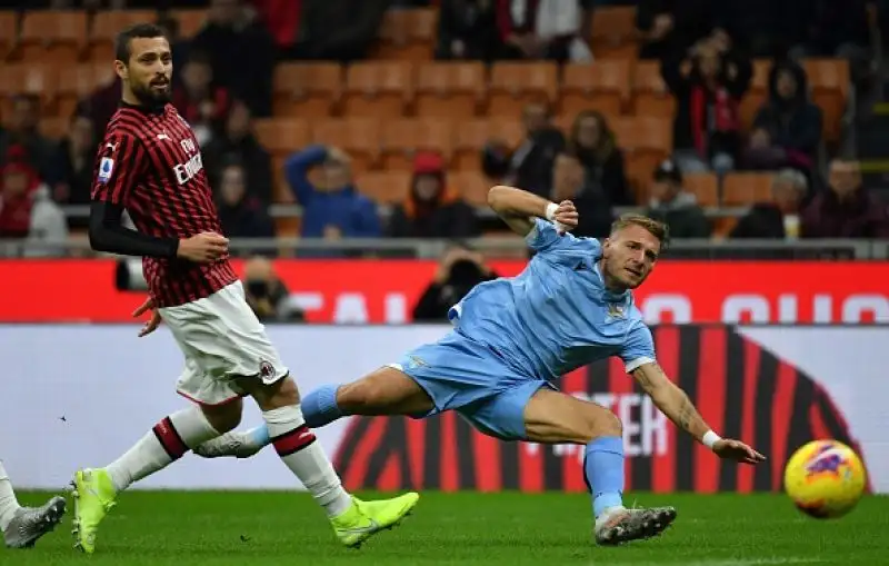Il Milan ripiomba nell'incubo: la Lazio passa a San Siro. Rossoneri battuti in casa per 2-1 dalla squadra capitolina.