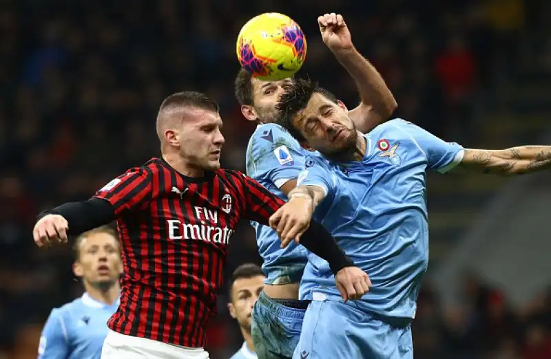 Il Milan ripiomba nell'incubo: la Lazio passa a San Siro. Rossoneri battuti in casa per 2-1 dalla squadra capitolina.