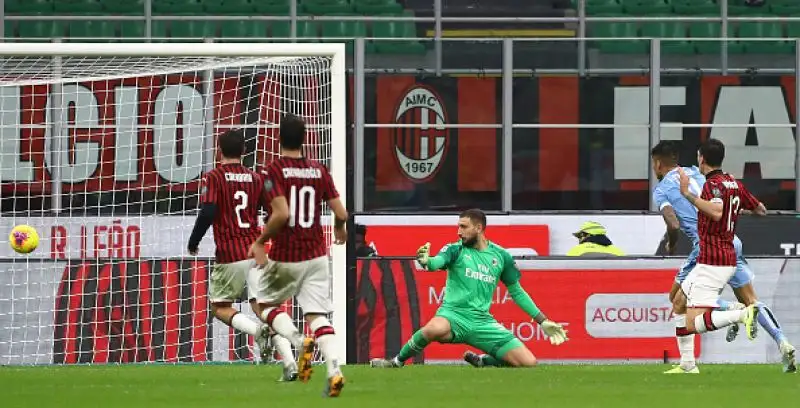 Il Milan ripiomba nell'incubo: la Lazio passa a San Siro. Rossoneri battuti in casa per 2-1 dalla squadra capitolina.