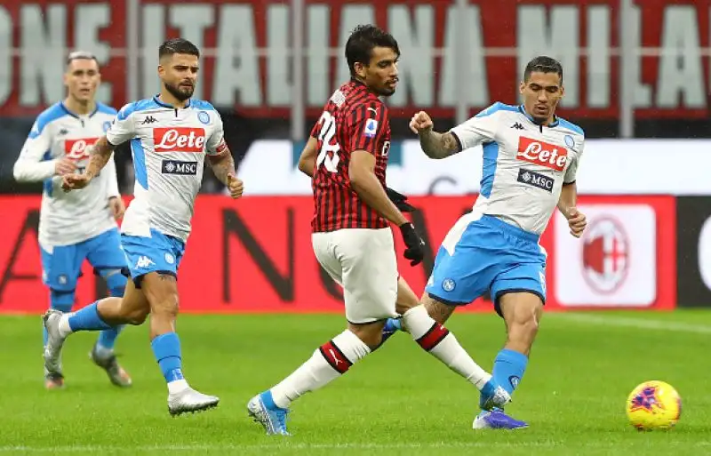 Milan e Napoli sempre in crisi: nulla di fatto a San Siro. Rossoneri e partenopei pareggiano per 1-1: a Lozano risponde Bonaventura.