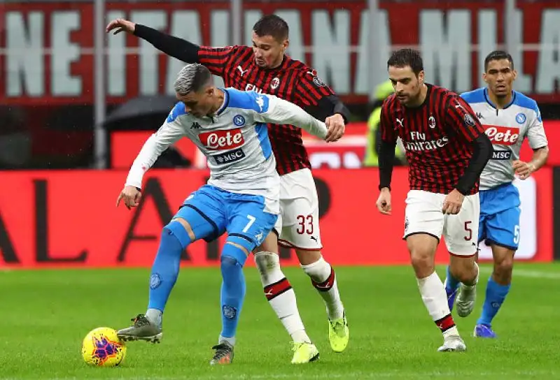Milan e Napoli sempre in crisi: nulla di fatto a San Siro. Rossoneri e partenopei pareggiano per 1-1: a Lozano risponde Bonaventura.