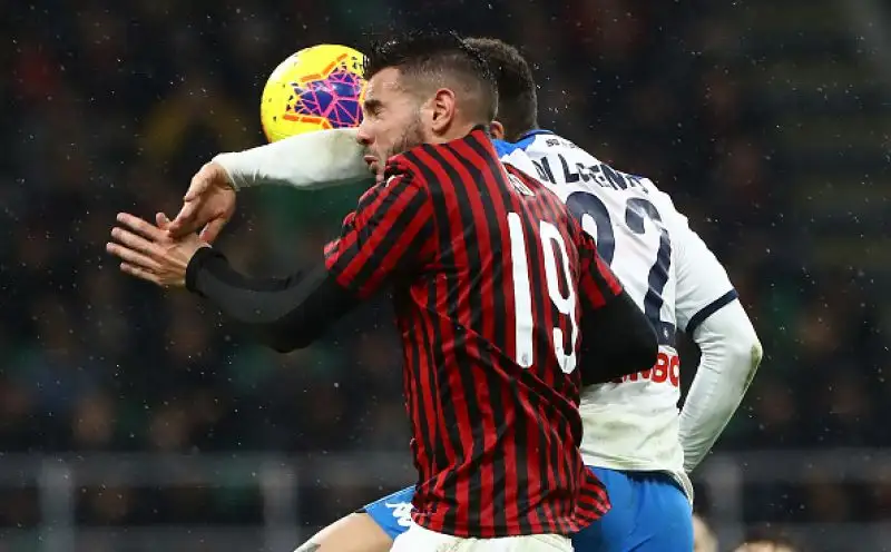 Milan e Napoli sempre in crisi: nulla di fatto a San Siro. Rossoneri e partenopei pareggiano per 1-1: a Lozano risponde Bonaventura.